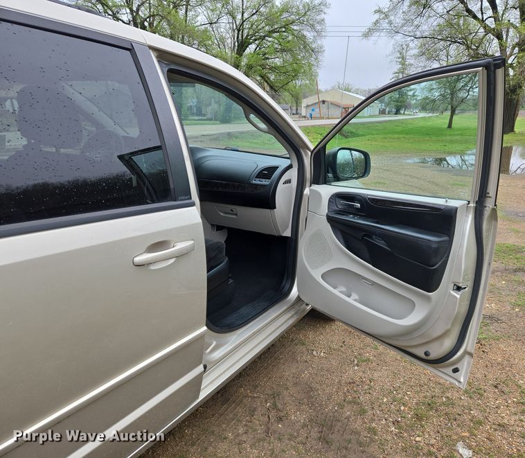image for item DS5373 2013 Dodge Grand Caravan van