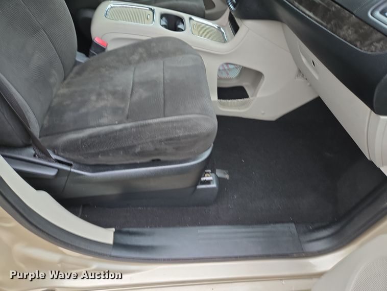 image for item DS5373 2013 Dodge Grand Caravan van