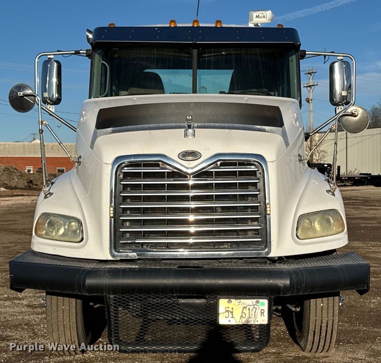 image for item DT0543 2005 Mack CXN613 truck cab and chassis