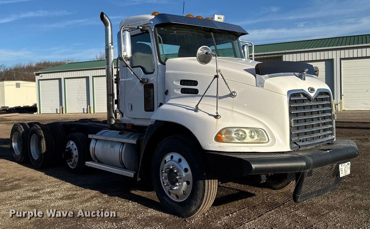 image for item DT0543 2005 Mack CXN613 truck cab and chassis