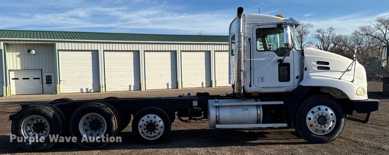 image for item DT0543 2005 Mack CXN613 truck cab and chassis