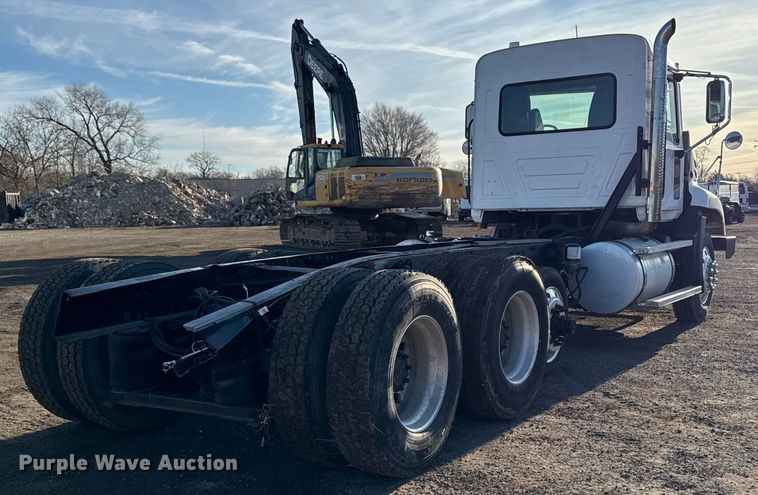 image for item DT0543 2005 Mack CXN613 truck cab and chassis