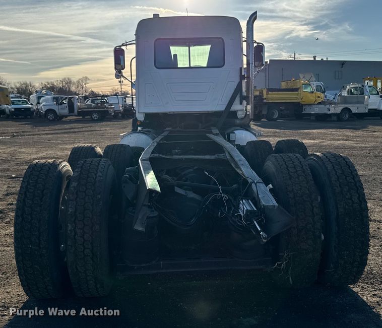 image for item DT0543 2005 Mack CXN613 truck cab and chassis