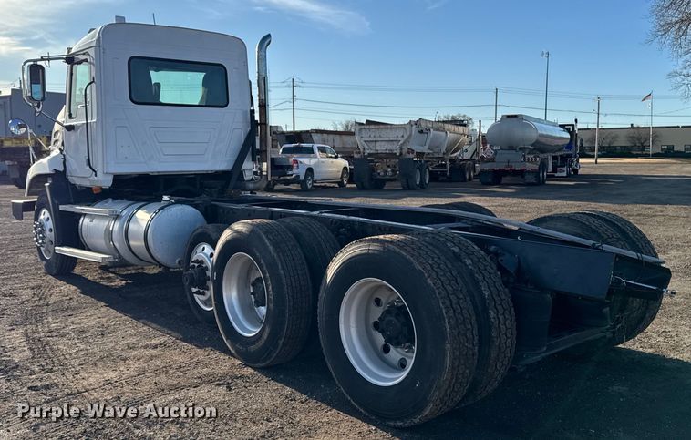 image for item DT0543 2005 Mack CXN613 truck cab and chassis