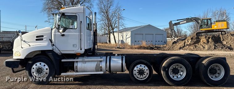 image for item DT0543 2005 Mack CXN613 truck cab and chassis