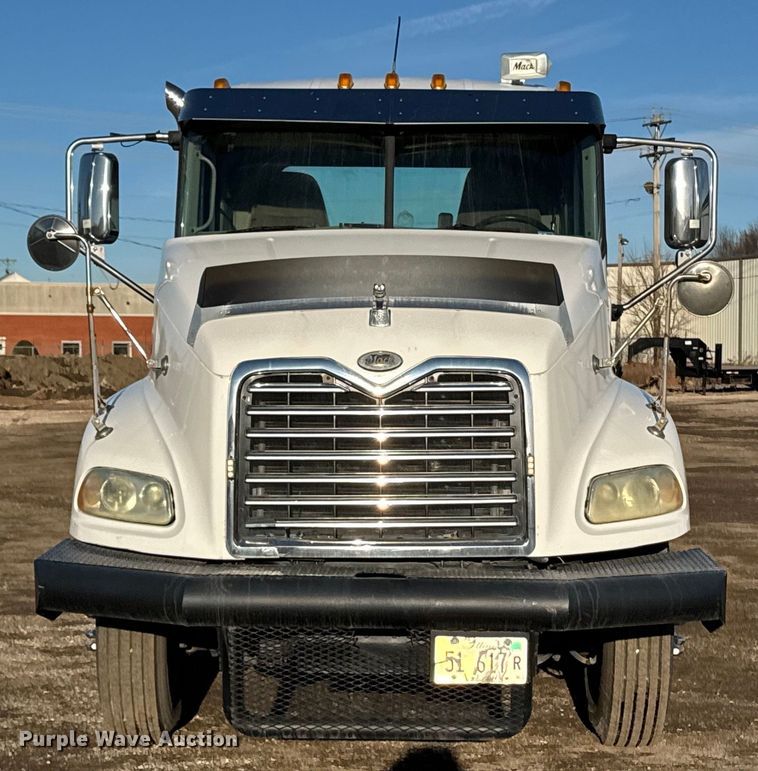 image for item DT0543 2005 Mack CXN613 truck cab and chassis