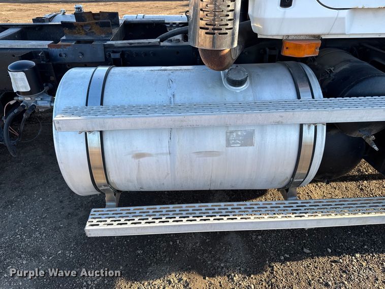 image for item DT0543 2005 Mack CXN613 truck cab and chassis