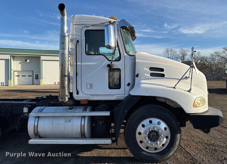 image for item DT0543 2005 Mack CXN613 truck cab and chassis