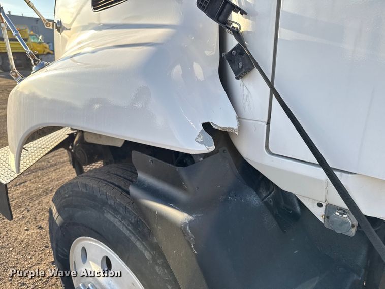 image for item DT0543 2005 Mack CXN613 truck cab and chassis