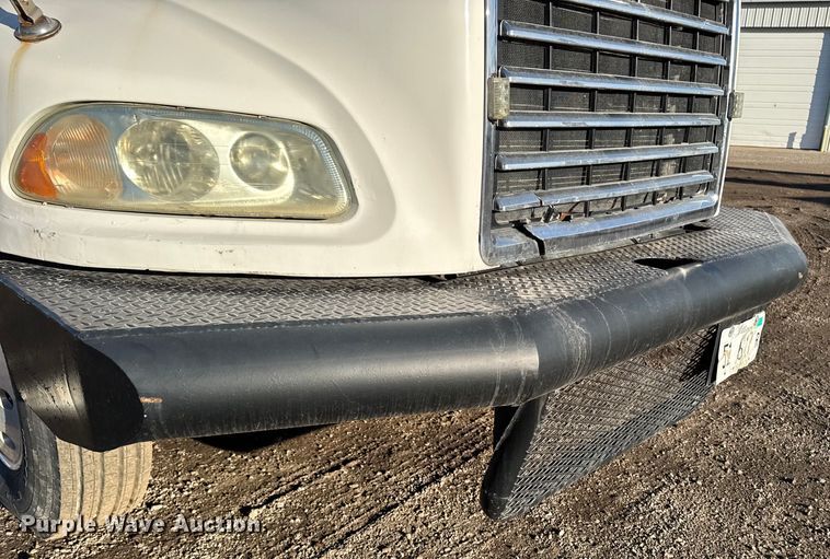 image for item DT0543 2005 Mack CXN613 truck cab and chassis