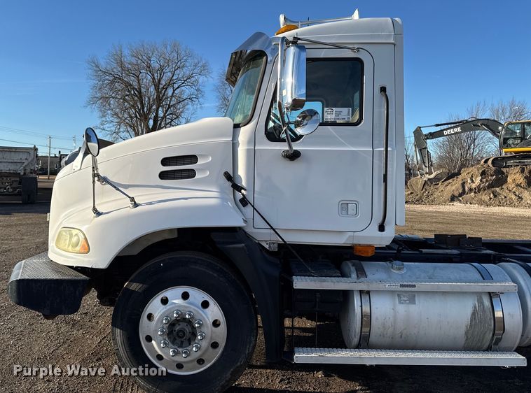 image for item DT0543 2005 Mack CXN613 truck cab and chassis