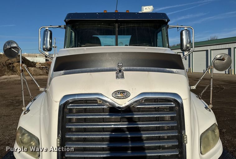 image for item DT0543 2005 Mack CXN613 truck cab and chassis