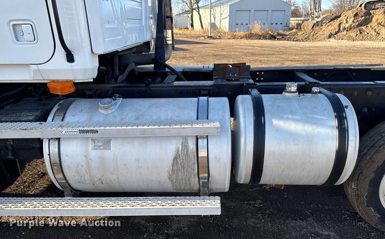 image for item DT0543 2005 Mack CXN613 truck cab and chassis