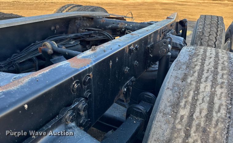 image for item DT0543 2005 Mack CXN613 truck cab and chassis