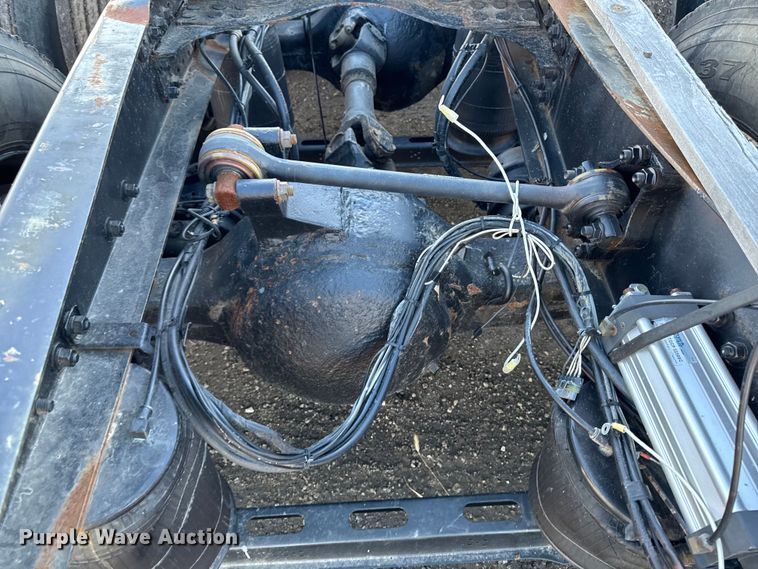 image for item DT0543 2005 Mack CXN613 truck cab and chassis