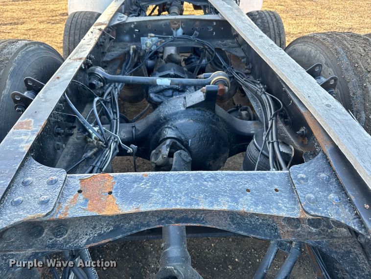 image for item DT0543 2005 Mack CXN613 truck cab and chassis