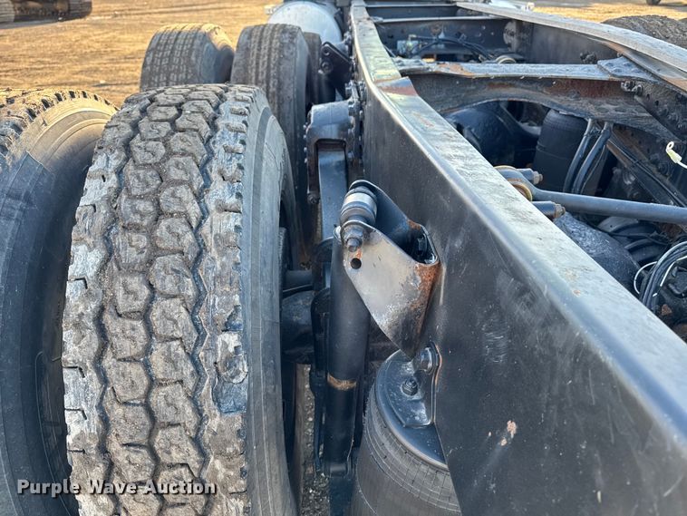 image for item DT0543 2005 Mack CXN613 truck cab and chassis