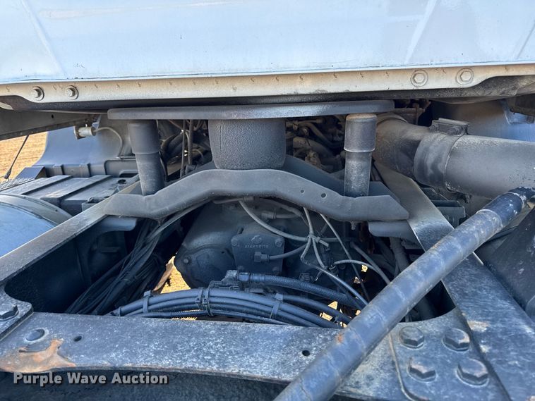 image for item DT0543 2005 Mack CXN613 truck cab and chassis