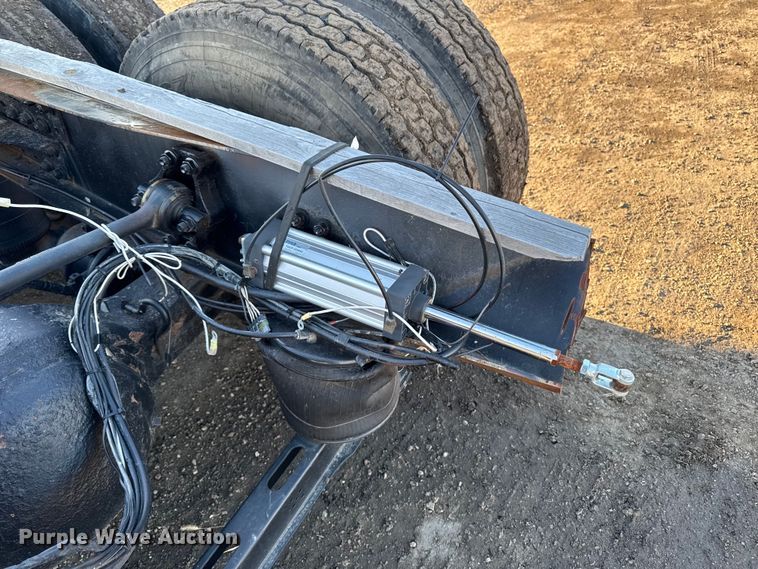 image for item DT0543 2005 Mack CXN613 truck cab and chassis