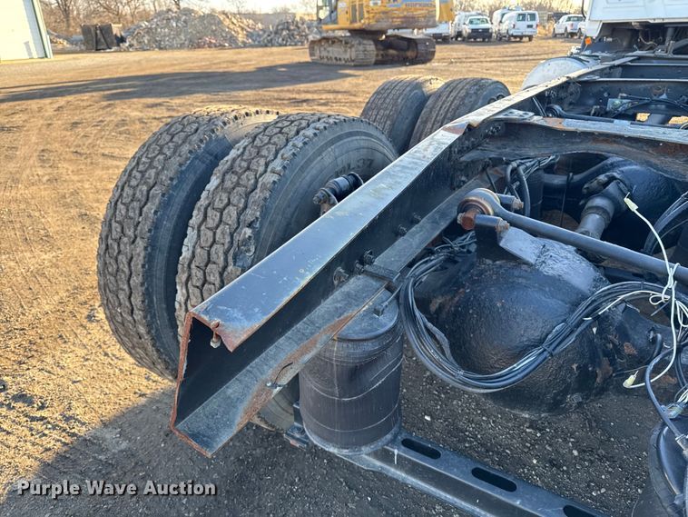 image for item DT0543 2005 Mack CXN613 truck cab and chassis