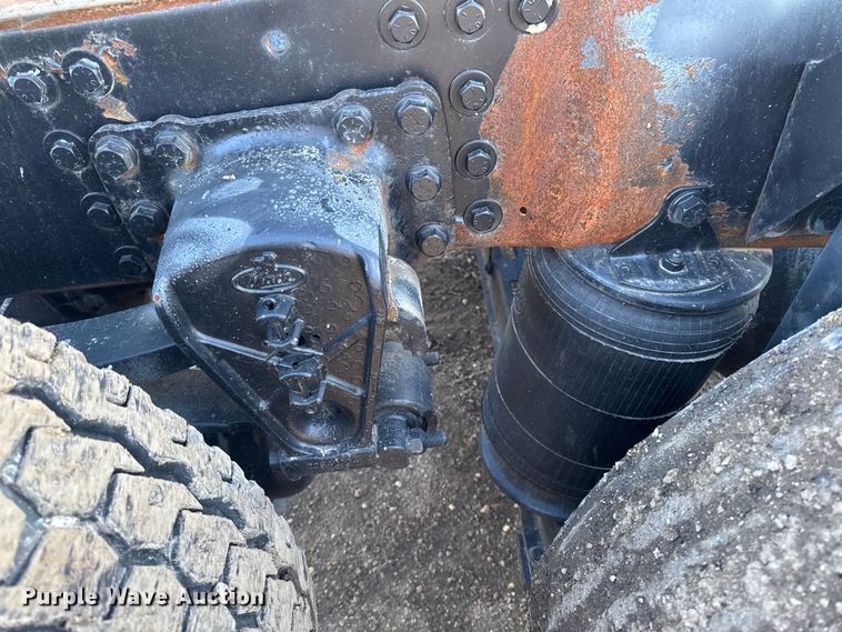 image for item DT0543 2005 Mack CXN613 truck cab and chassis