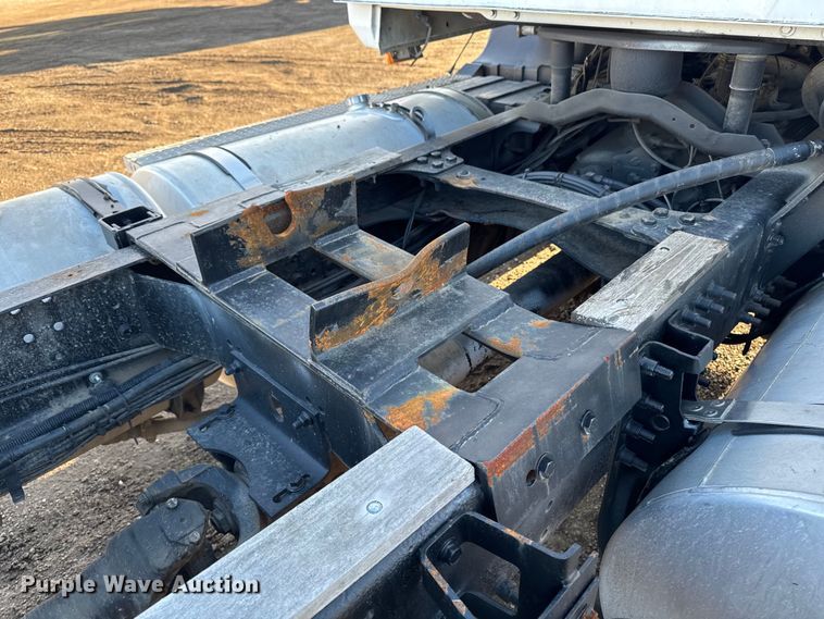 image for item DT0543 2005 Mack CXN613 truck cab and chassis