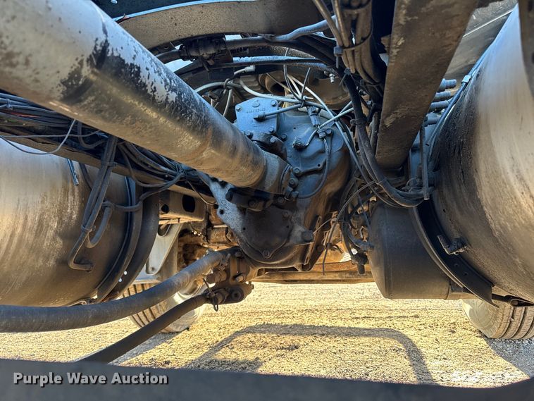 image for item DT0543 2005 Mack CXN613 truck cab and chassis