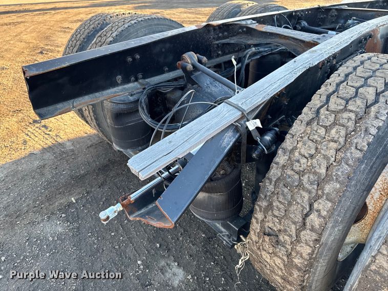 image for item DT0543 2005 Mack CXN613 truck cab and chassis