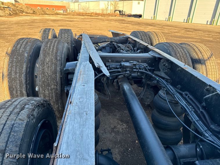 image for item DT0543 2005 Mack CXN613 truck cab and chassis