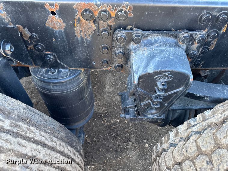 image for item DT0543 2005 Mack CXN613 truck cab and chassis