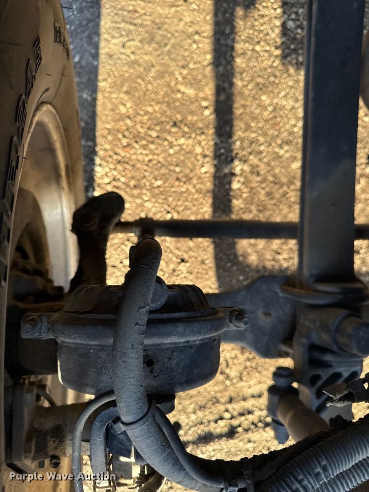 image for item DT0543 2005 Mack CXN613 truck cab and chassis