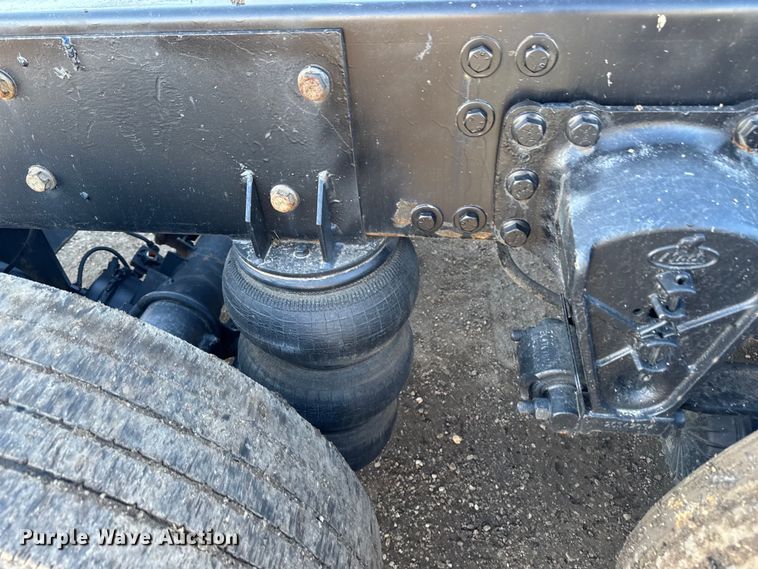 image for item DT0543 2005 Mack CXN613 truck cab and chassis