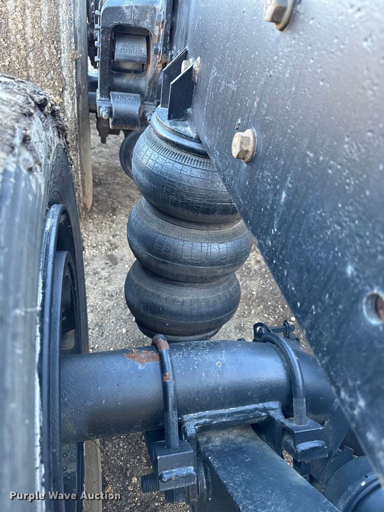 image for item DT0543 2005 Mack CXN613 truck cab and chassis