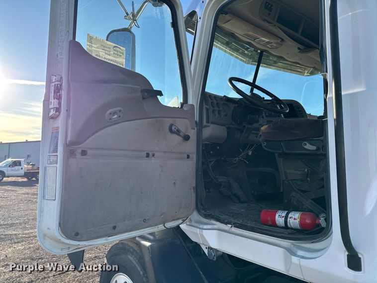 image for item DT0543 2005 Mack CXN613 truck cab and chassis