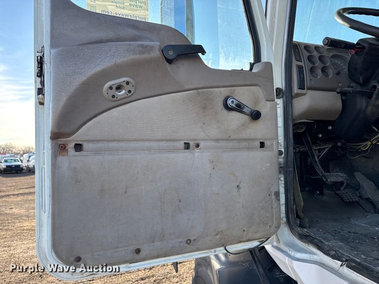 image for item DT0543 2005 Mack CXN613 truck cab and chassis