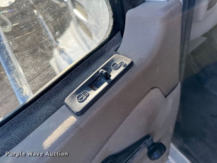 image for item DT0543 2005 Mack CXN613 truck cab and chassis