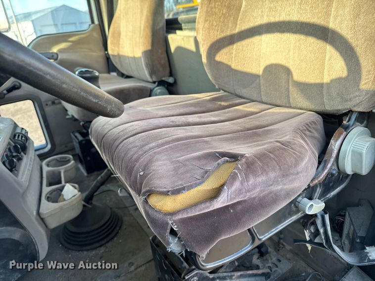 image for item DT0543 2005 Mack CXN613 truck cab and chassis