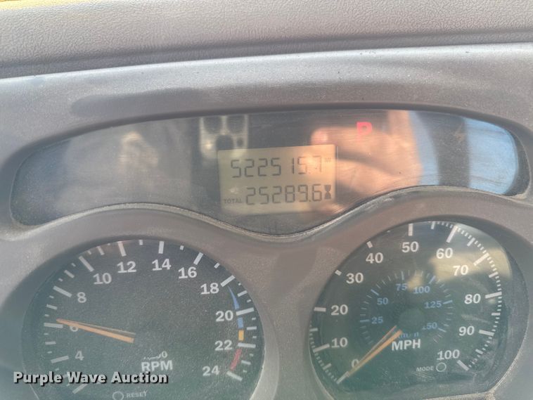 image for item DT0543 2005 Mack CXN613 truck cab and chassis