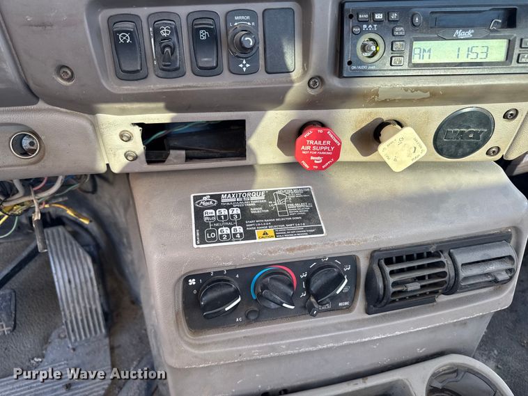 image for item DT0543 2005 Mack CXN613 truck cab and chassis