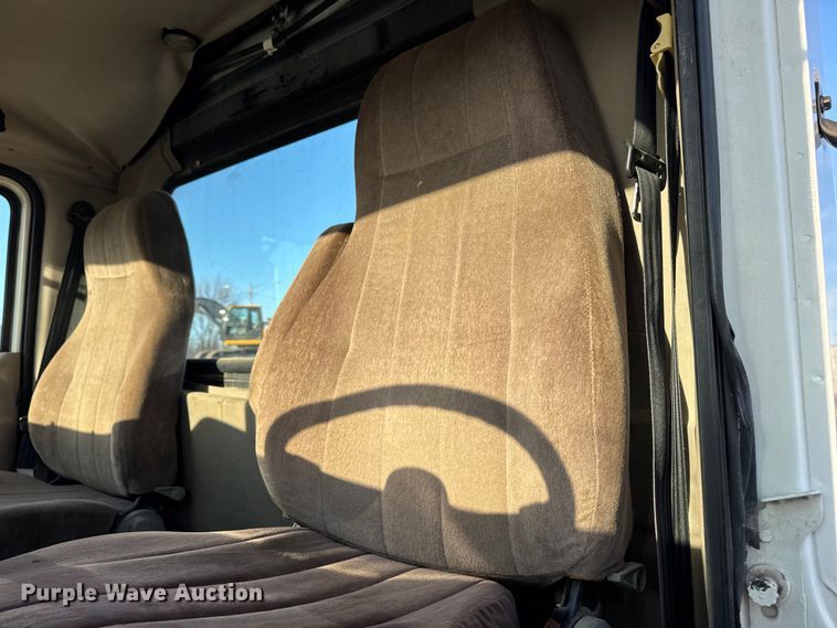 image for item DT0543 2005 Mack CXN613 truck cab and chassis