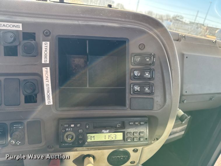 image for item DT0543 2005 Mack CXN613 truck cab and chassis