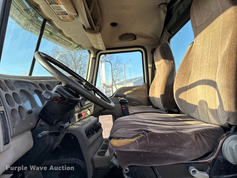 image for item DT0543 2005 Mack CXN613 truck cab and chassis