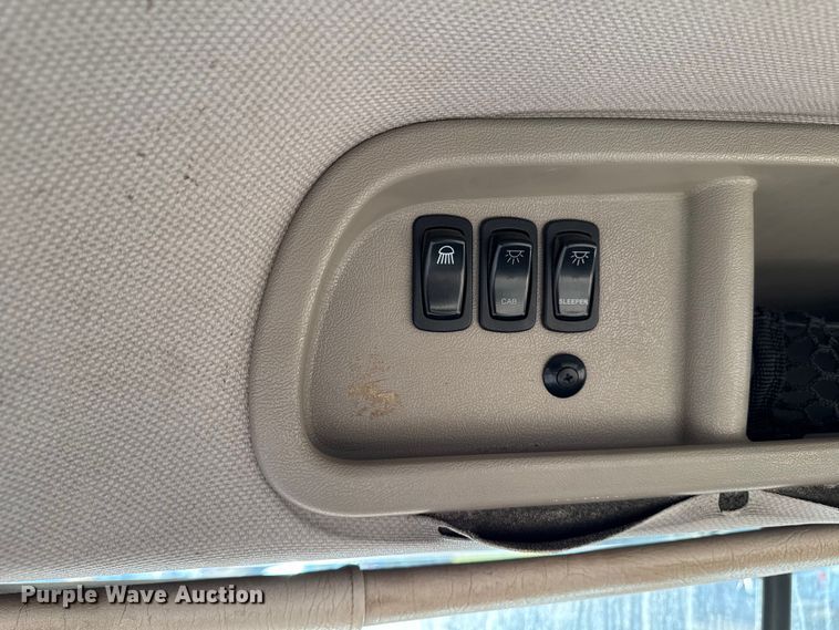 image for item DT0543 2005 Mack CXN613 truck cab and chassis