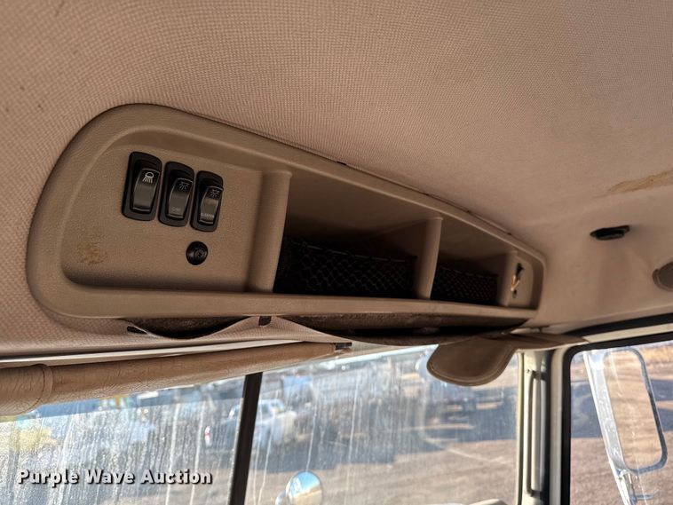 image for item DT0543 2005 Mack CXN613 truck cab and chassis