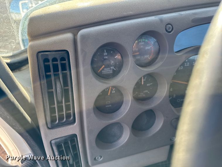 image for item DT0543 2005 Mack CXN613 truck cab and chassis