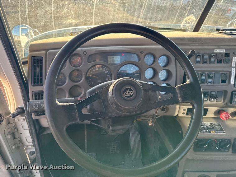 image for item DT0543 2005 Mack CXN613 truck cab and chassis