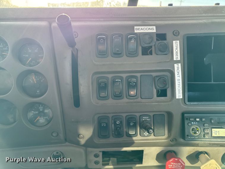 image for item DT0543 2005 Mack CXN613 truck cab and chassis