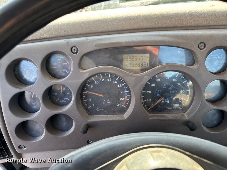 image for item DT0543 2005 Mack CXN613 truck cab and chassis