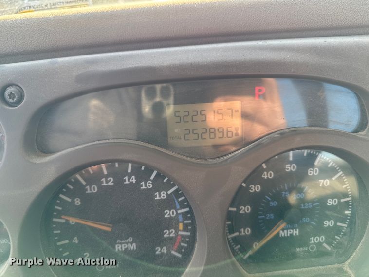 image for item DT0543 2005 Mack CXN613 truck cab and chassis