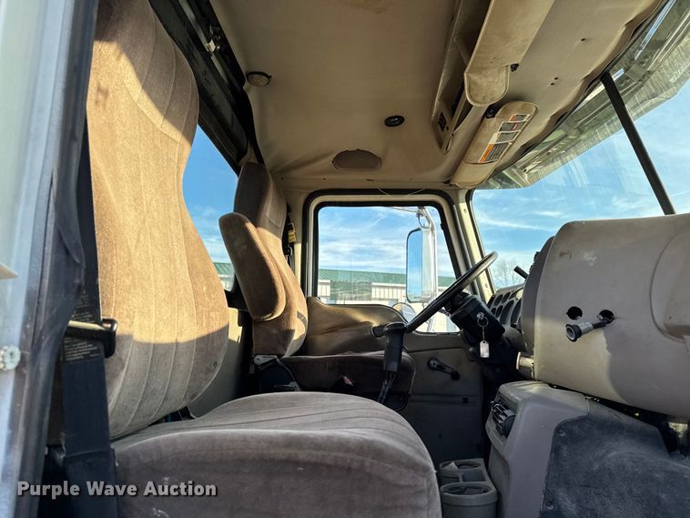 image for item DT0543 2005 Mack CXN613 truck cab and chassis